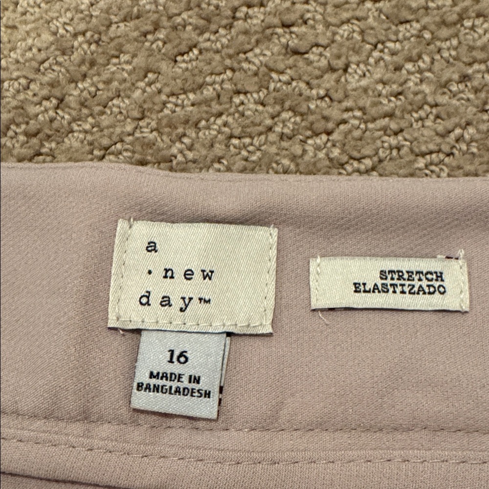 S18 NWT a new day High Rise Tailored Short, Reliable Beige - Size: 16 - Picture 5 of 8